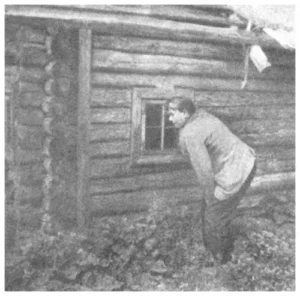 1963. Уладзімір Караткевіч ля курнай хаціны ў Бараўцах