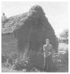 1963. Уладзімір Караткевіч ля хацінкі ў Маламажэйкаве