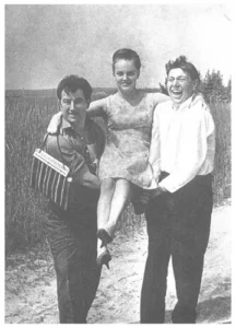 1968. Уладзімір Караткевіч на адпачынку з сябрамі ў ваколіцах Менску