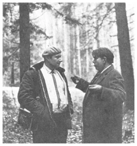 1971. Уладзімір Калеснік і Уладзімір Караткевіч у Белавежскай пушчы