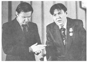 1980. Васіль Быкаў вітае Уладзіміра Караткевіча на юбілейным вечары